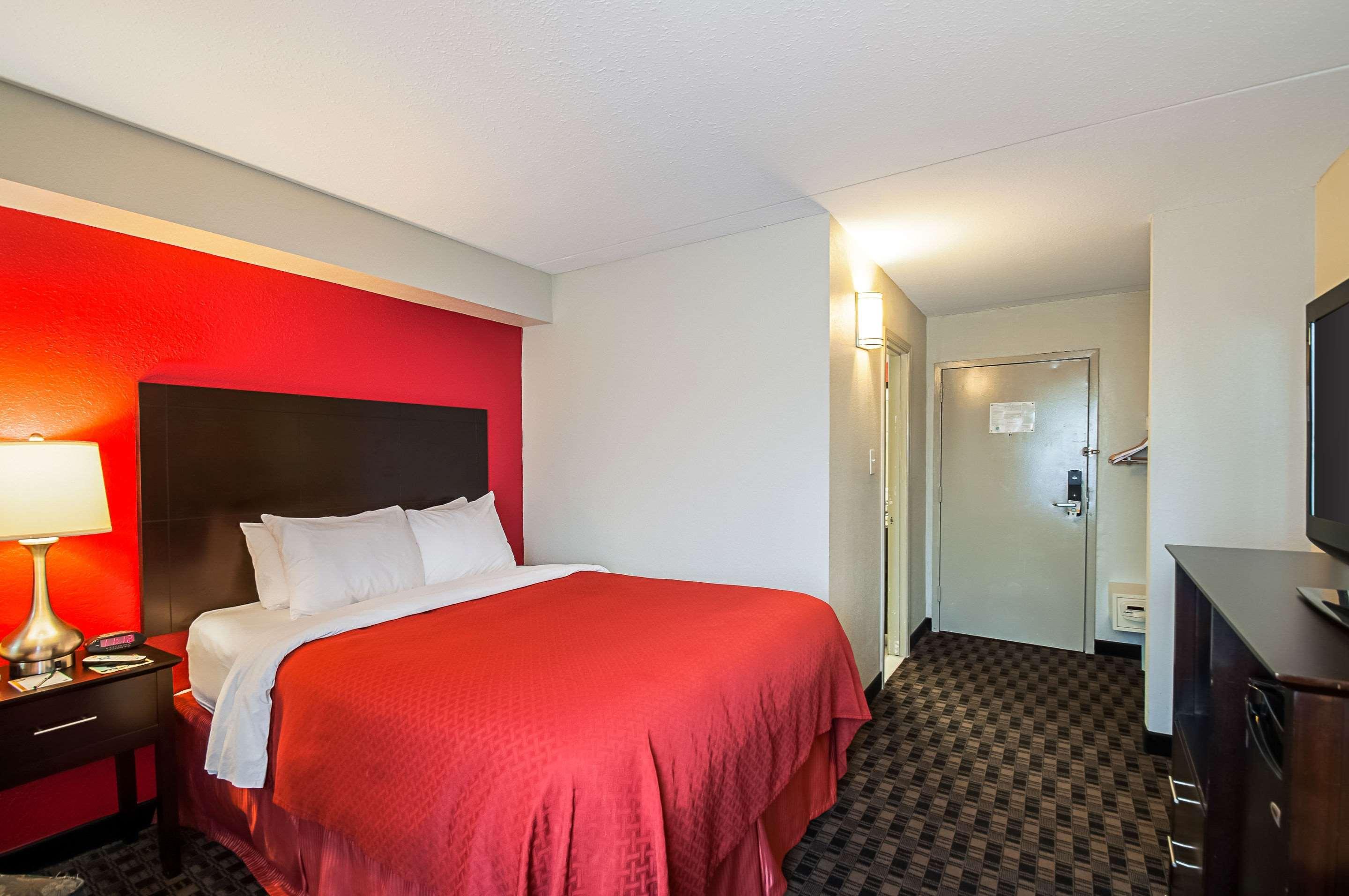 Quality Inn Near Potomac Mills Вудбридж Екстер'єр фото