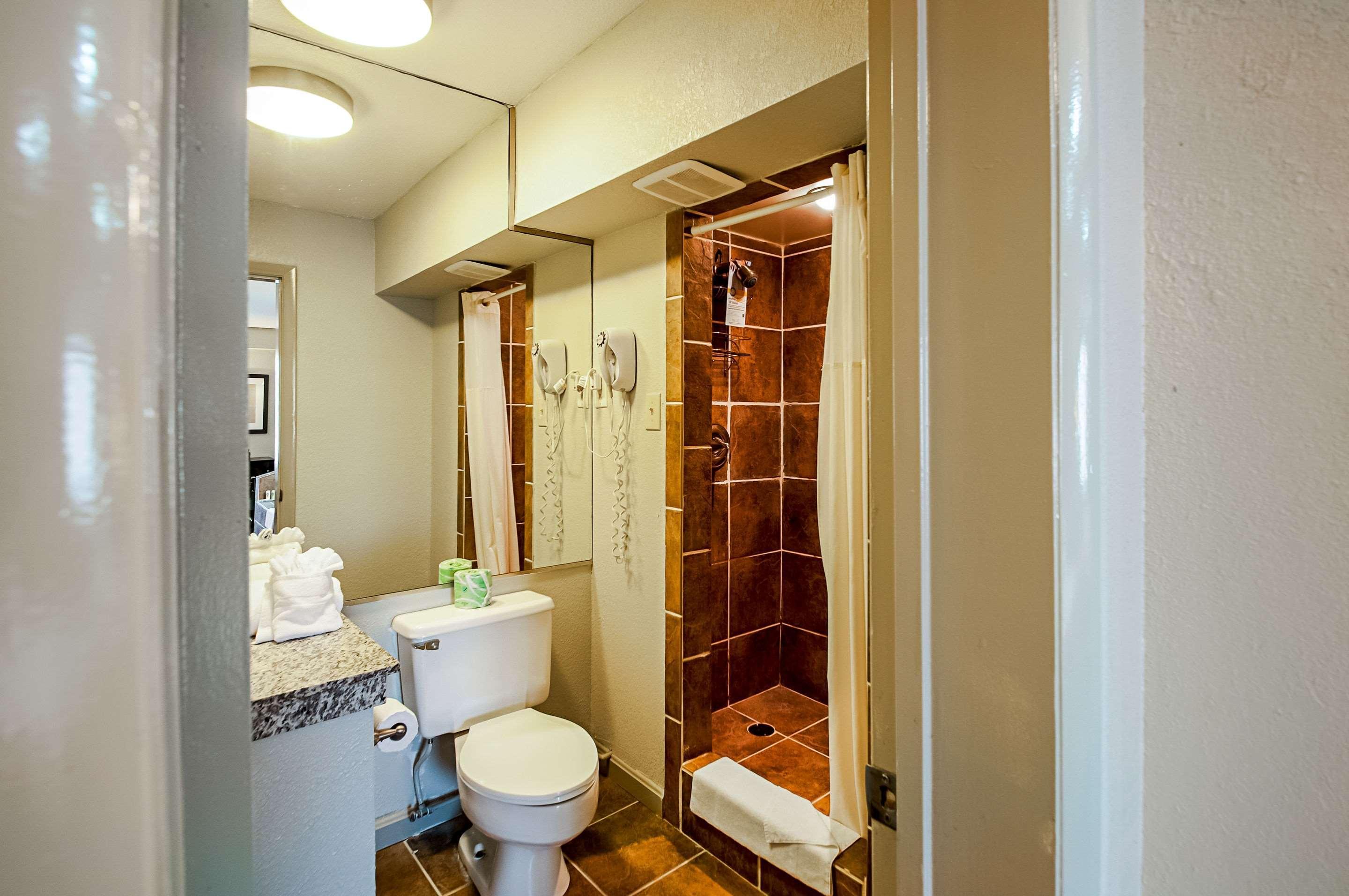 Quality Inn Near Potomac Mills Вудбридж Екстер'єр фото